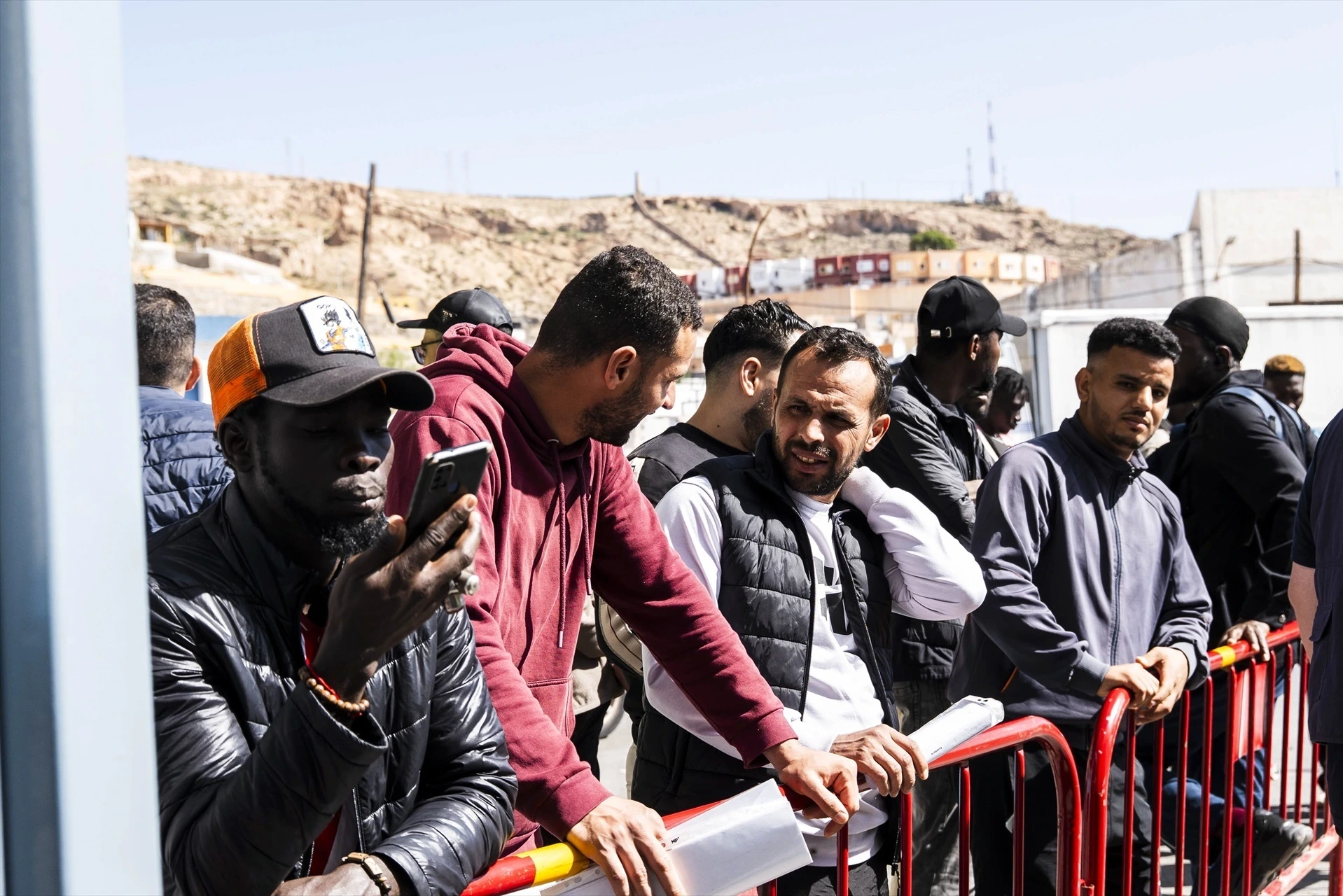 El Gobierno obliga a los empleados de Correos a guardar silencio sobre los trámites de la regularización de inmigrantes