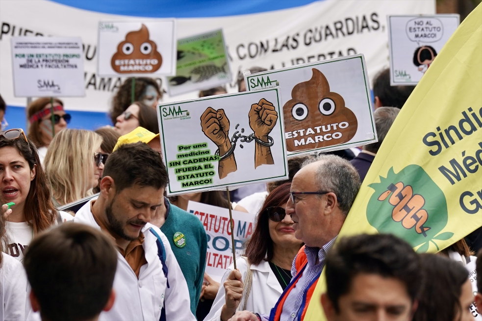 La titular de Sanidad ha optado por señalar a los representantes de los facultativos, acusándolos de “torpedear” la negociación