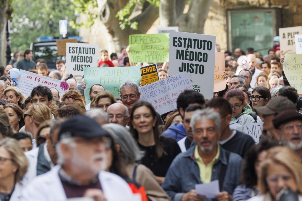 Los médicos retoman la huelga nacional y plantan cara a Mónica García