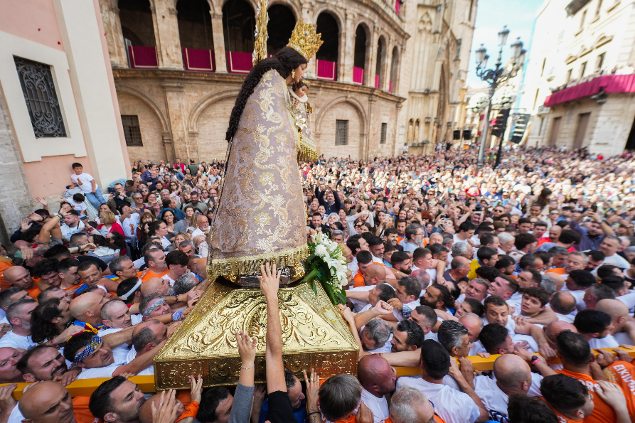 València se vuelca con su patrona en un Traslado multitudinario lleno de fe y tradición