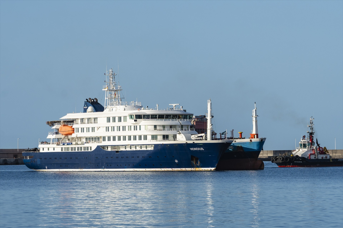 El MV Hondius amarra en Tenerife por el fuerte oleaje mientras continúa la evacuación tras el brote de hantavirus