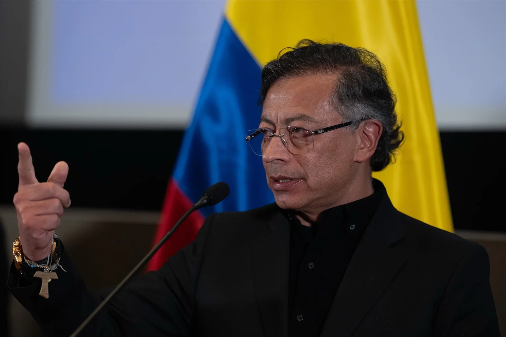 Gustavo Petro es suspendido de su cargo como presidente de Colombia
