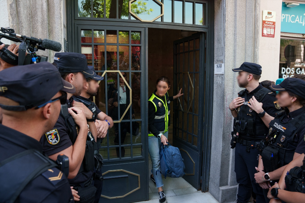 Cinco horas de registro en el despacho de Zapatero: la UDEF sale con cajas y maletines