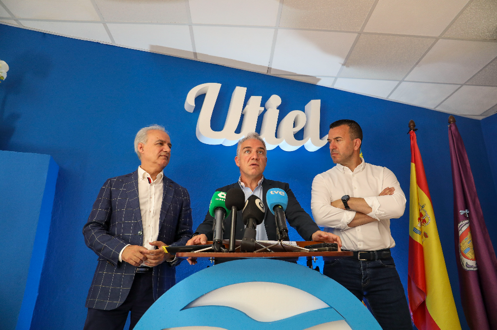 Bendodo: "El Gobierno de Sánchez tiene la cabeza en otro sitio" mientras Utiel sigue esperando tren un año y medio...