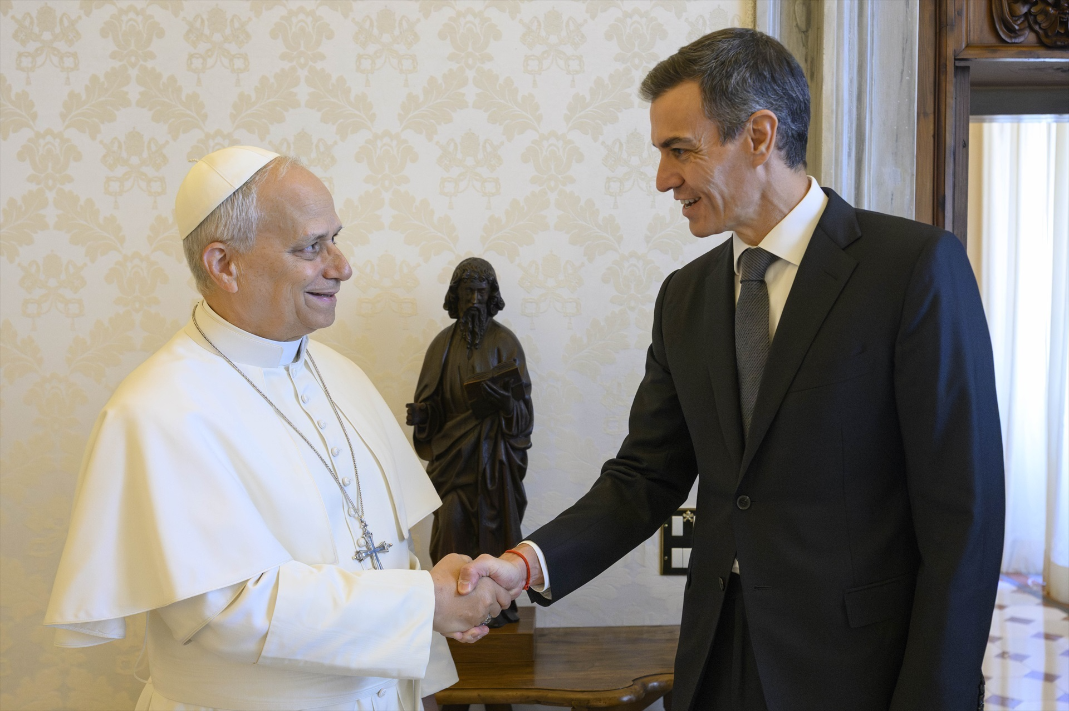Pedro Sánchez desvía la atención de los escándalos que salpican al PSOE bajo la sombra del Papa