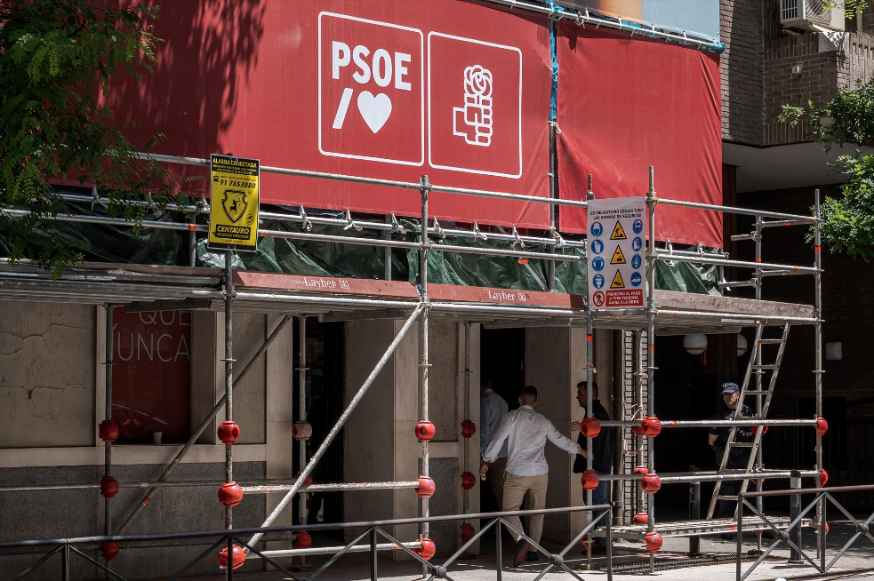 El auto de Santiago Pedraz y la entrada en Ferraz