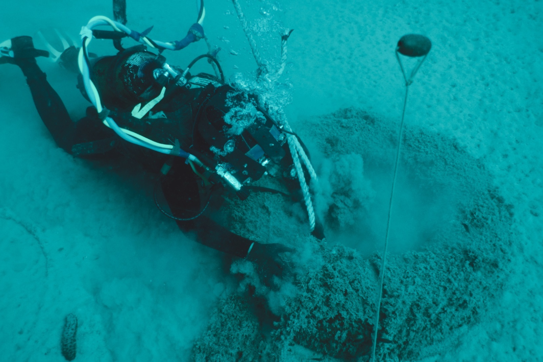 Pescadores, buzos y arqueólogos submarinos se unen para retirar 10.000 kg de residuos del fondo marino de Calpe