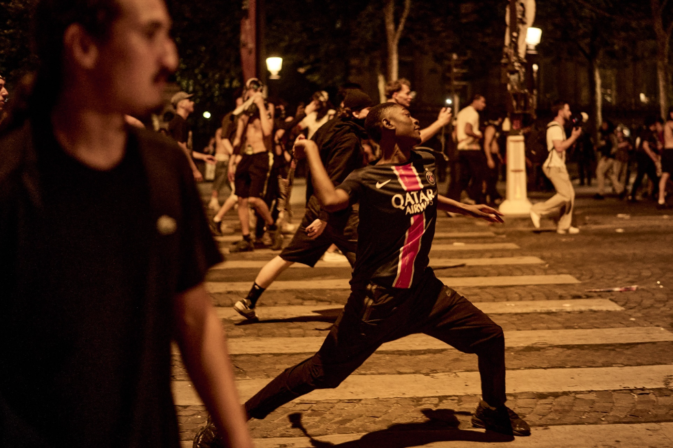 Un muerto y cientos de detenidos en París tras los disturbios por la victoria del PSG en la Champions