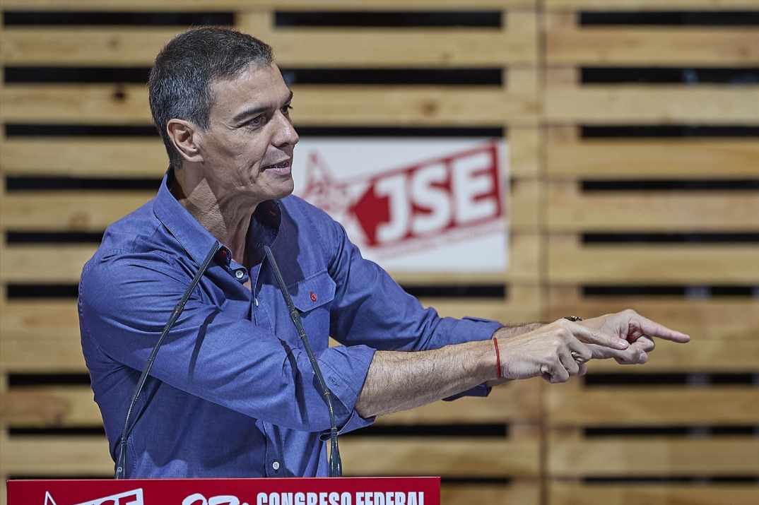 Sánchez evita hablar de elecciones y promete seguir hasta 2027 pese a la presión por los casos que rodean a su entorno