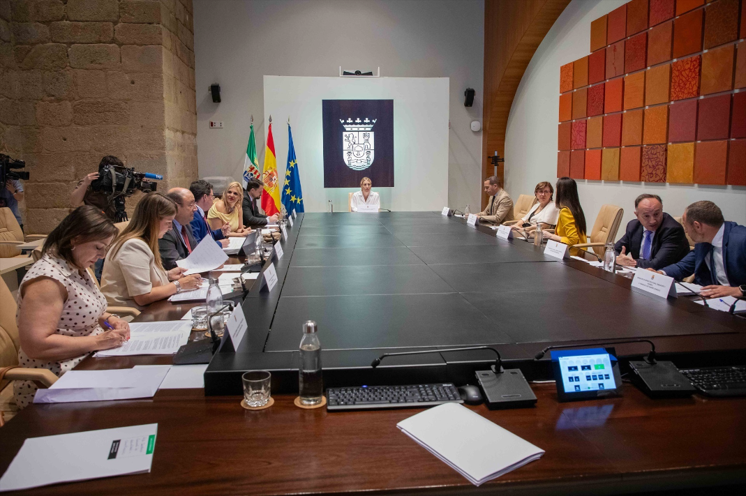 Extremadura destina 2 millones de euros a reforzar las comunicaciones del INFOEX para la lucha contra incendios