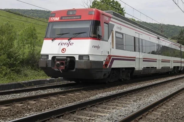 Sánchez y Puente condenan a los viajeros del Cercanías Castelló-València a retrasos y trenes llenos...