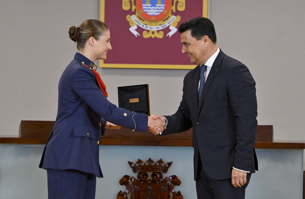 Leonor recibió por parte José Miguel Luengo, alcalde de San Javier la Medalla de Oro de la Villa 
