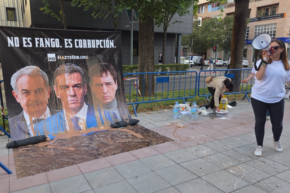 Hazte Oír recibe al hermano de Sánchez en Badajoz con un cartel de 'No es fango, es corrupción'
