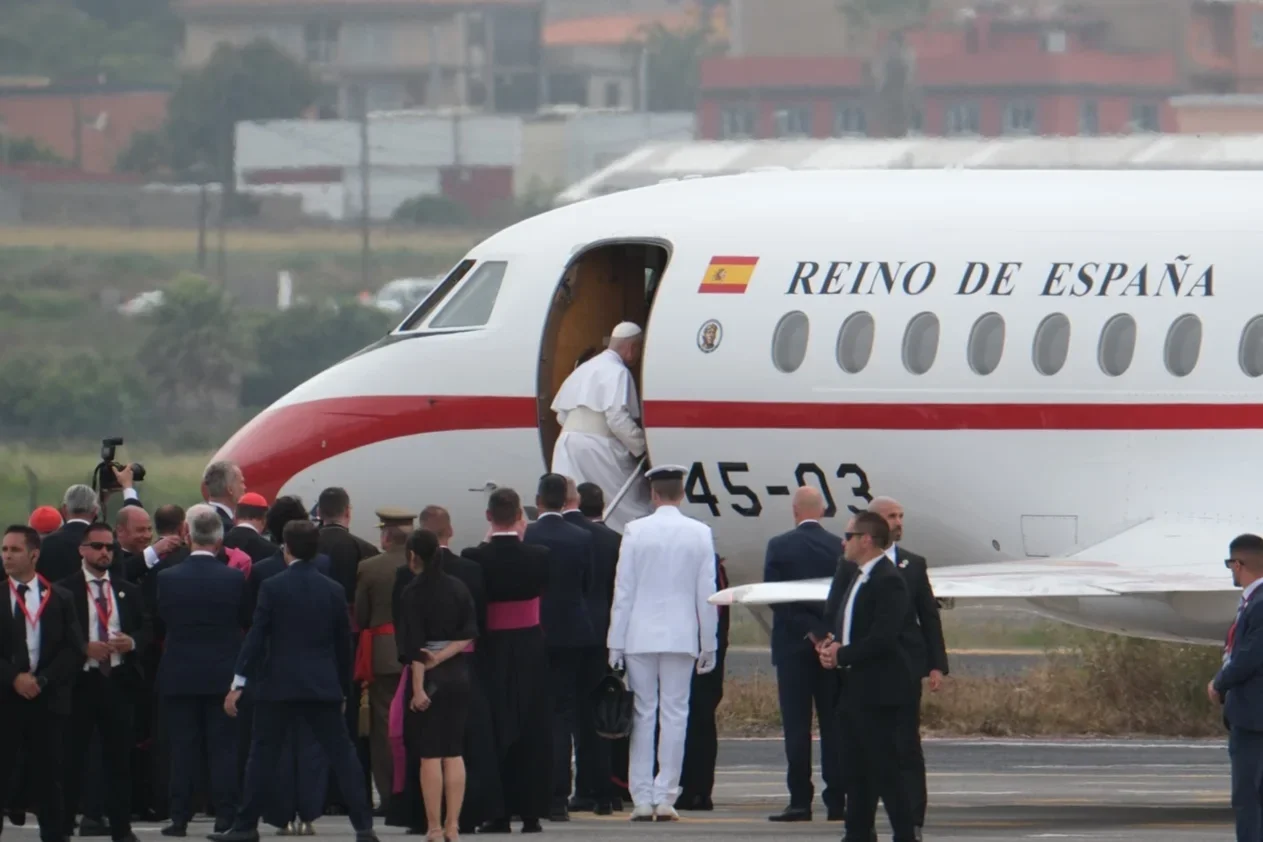 El Papa León XIV regresa a Roma en el avión del Rey
