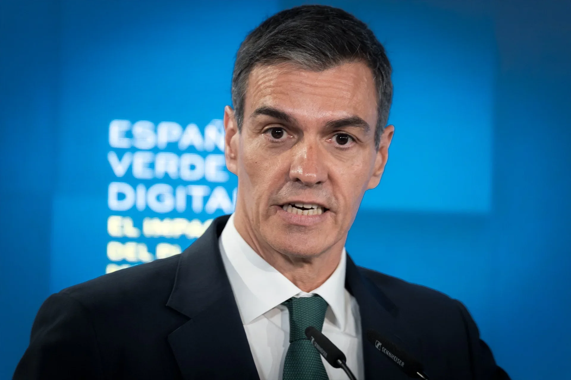 Pedro Sánchez señalado en el libro de Cerdán