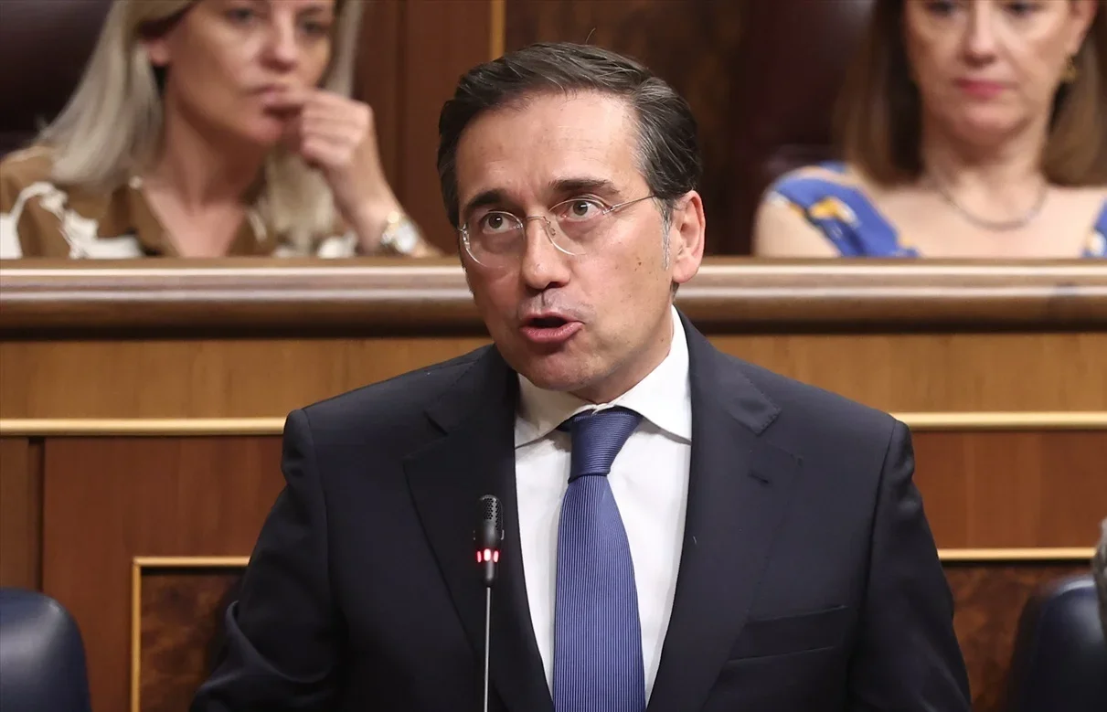 Malestar entre los diplomáticos por el silencio de Albares ante la polémica de la ley de nietos