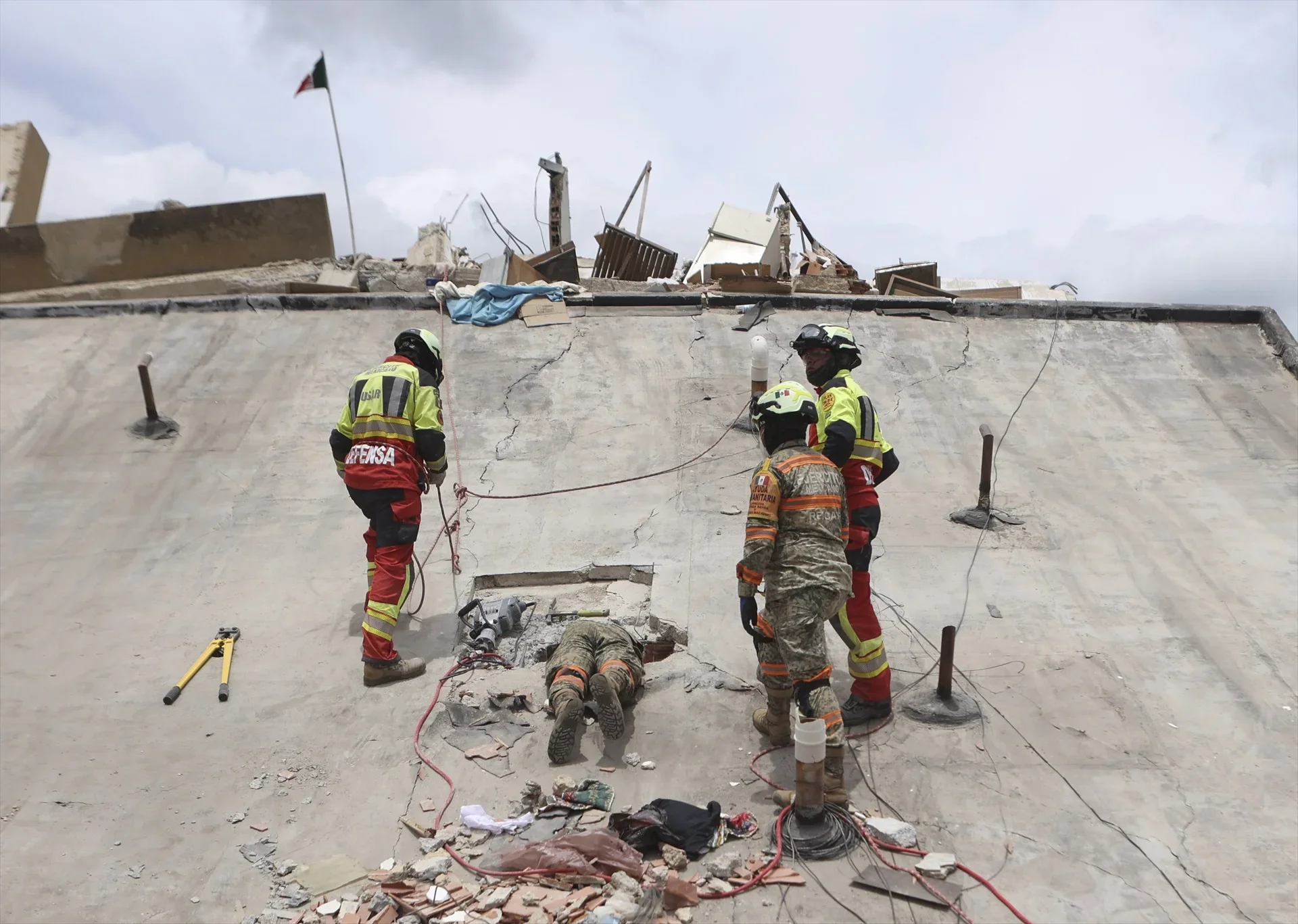 Exteriores eleva a 17 los españoles fallecidos por los terremotos de Venezuela