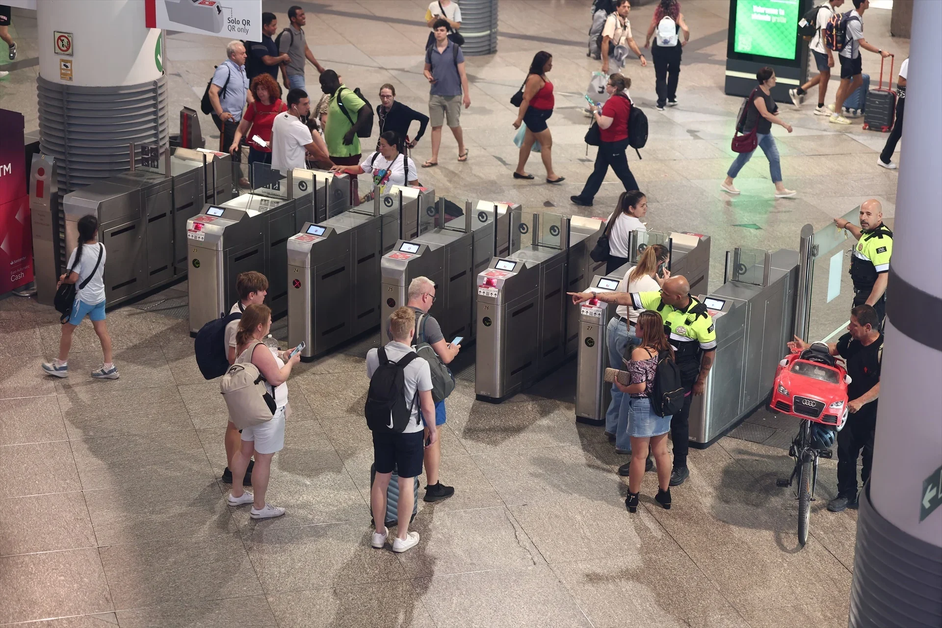 Dos incendios han obligado a suspender parte de la circulación ferroviaria en los servicios de alta velocidad entre Madrid y Barcelona