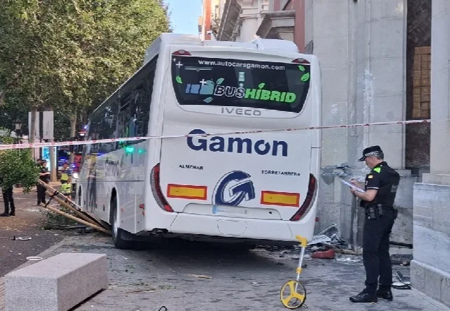 Más de 40 heridos, cuatro de ellos críticos, tras empotrarse un autobús contra un edificio en Lérida - Imagen Europa Press