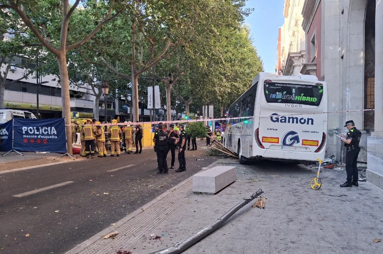Más de 40 heridos, cuatro de ellos críticos, tras empotrarse un autobús contra un edificio en Lérida