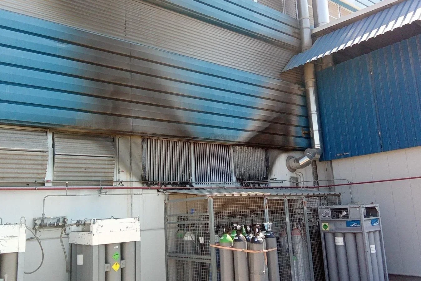 Bomberos y Policía controlan un incendio en un motor del instituto CMT de la UPV
