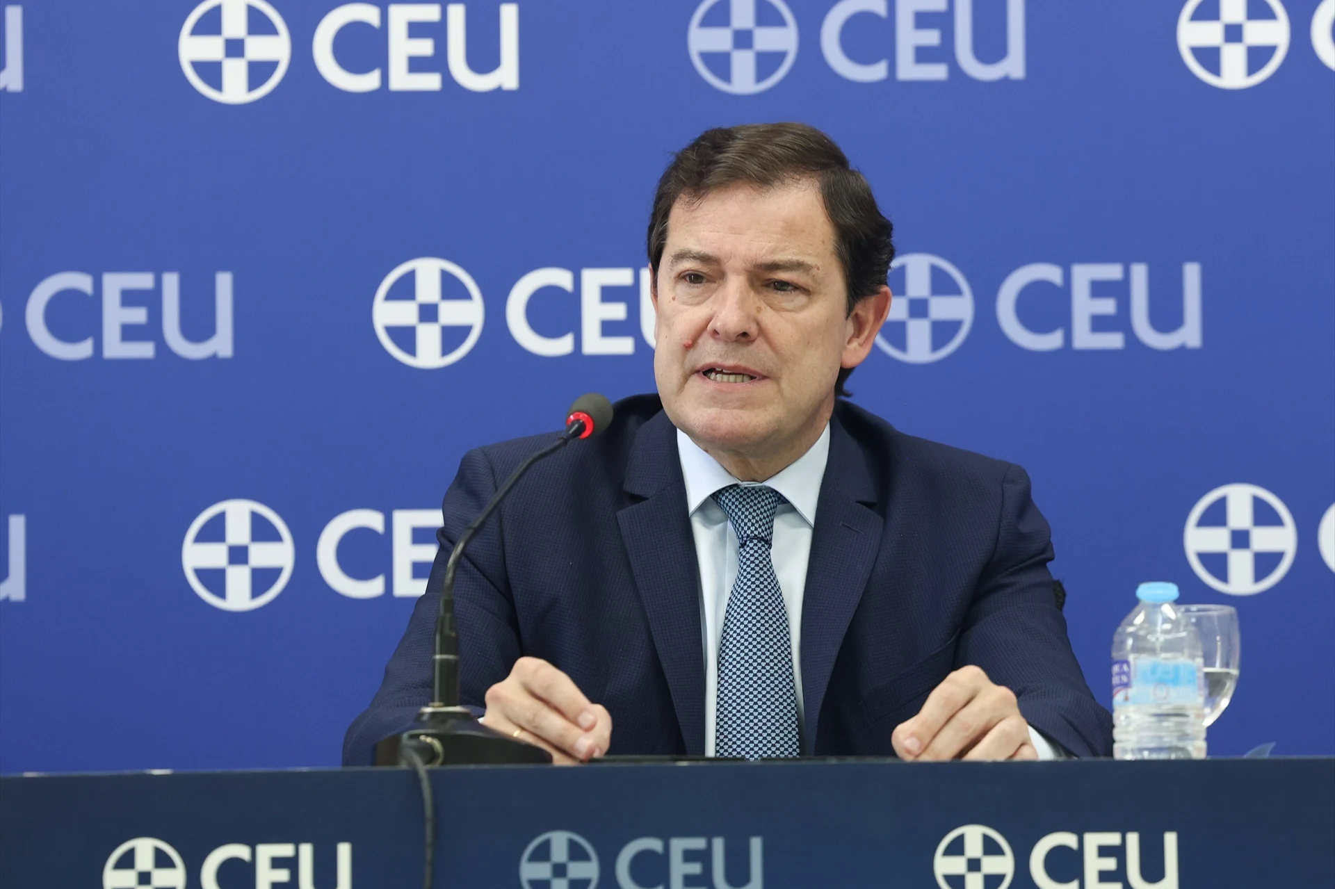 Mañueco presenta unos presupuestos de 16.472 millones para 2027 con la sanidad, la educación y las familias como priorid