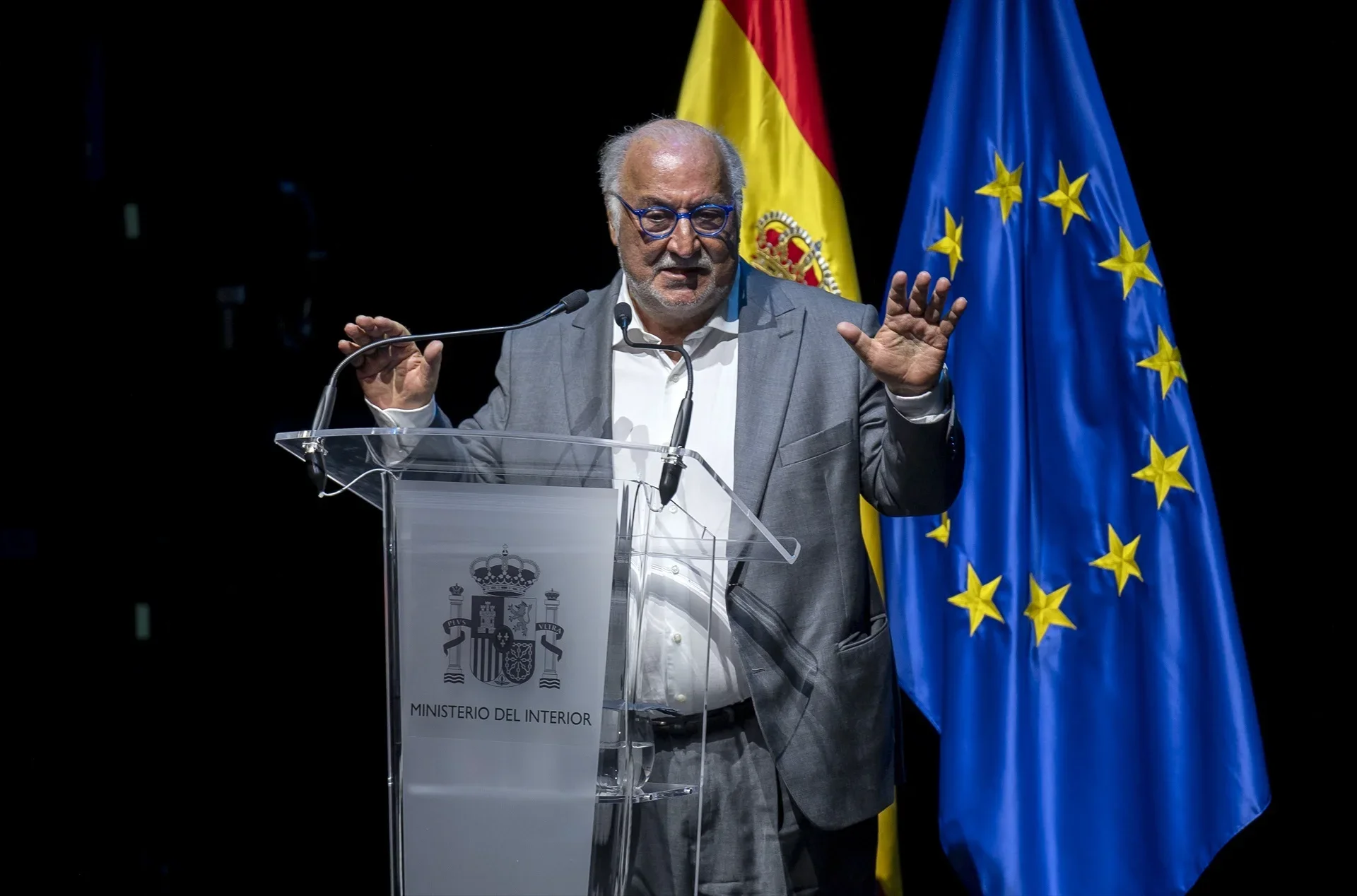 La DGT trata con irreverencia las medallas de la Virgen al llamarlas