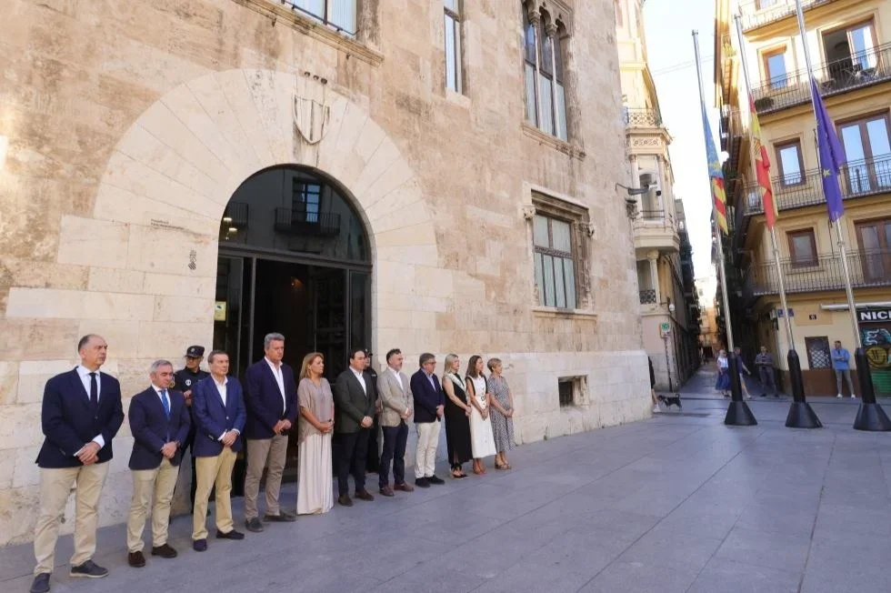 Pérez Llorca preside el minuto de silencio por las 43 víctimas del metro veinte años después