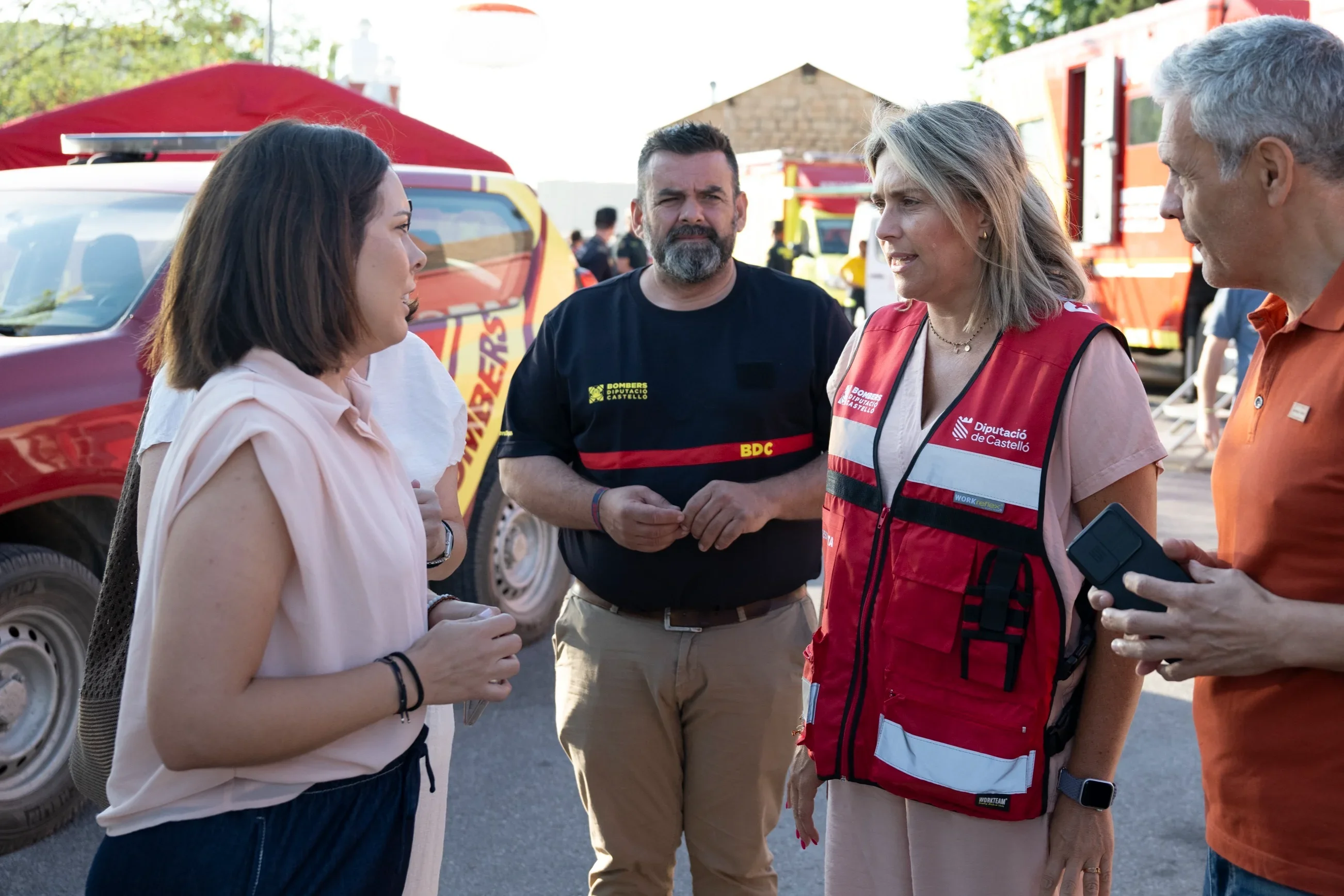 El incendio de Soneja remite y los vecinos desalojados de Azuébar regresan a sus casas