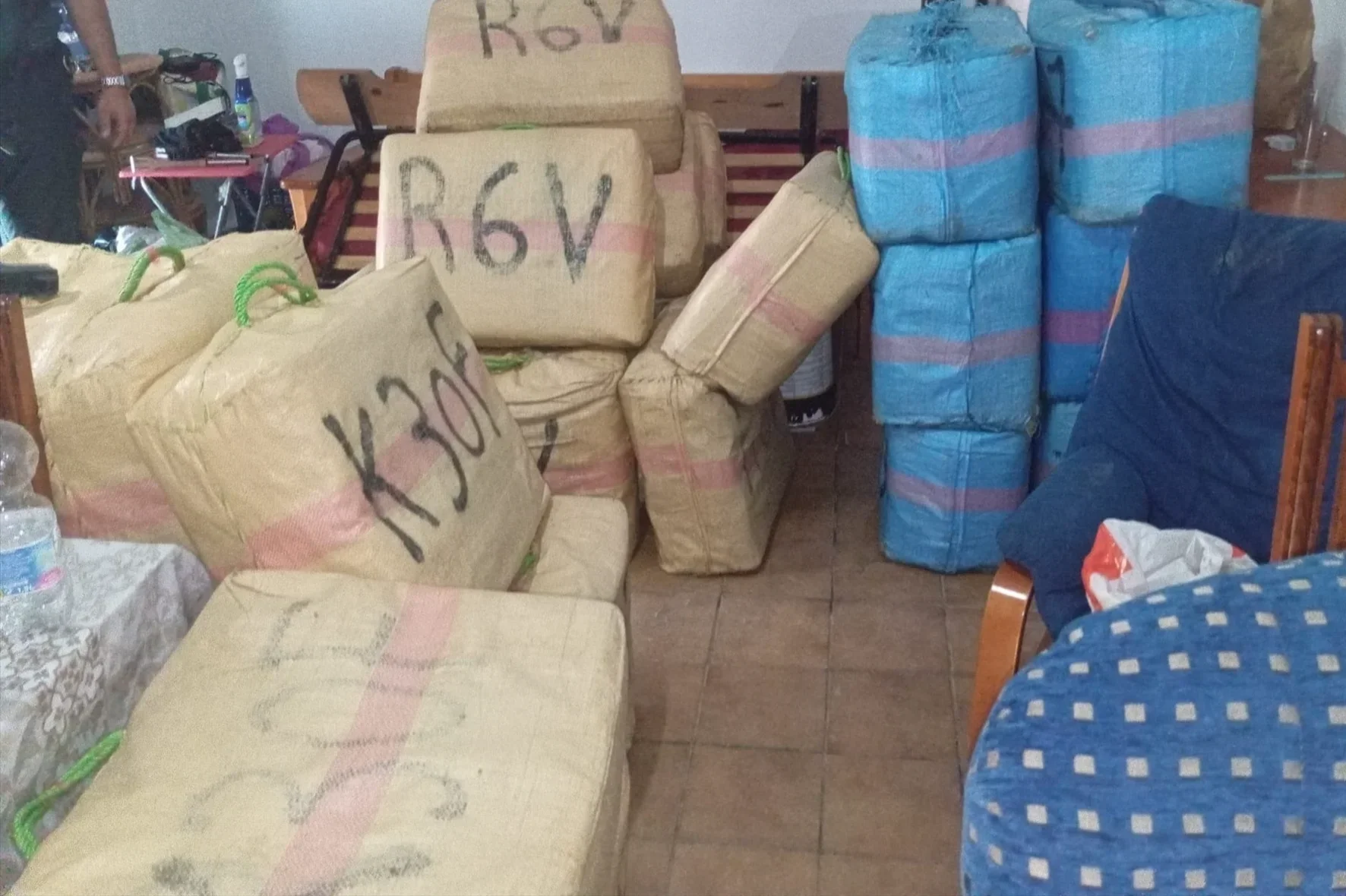 Desmantelan un narcoembarcadero en Huelva con más de 2.500 kilos de hachís y armas largas