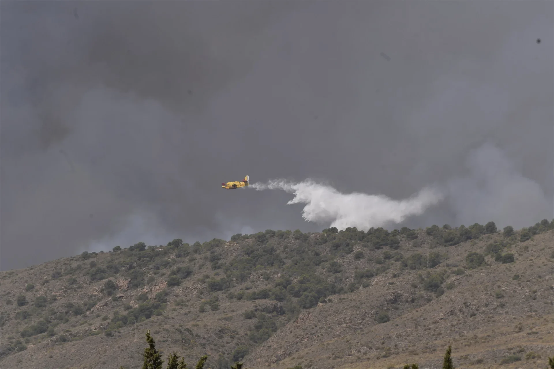 Un hidroavión trabaja en las labores de extinción del incendio forestal
