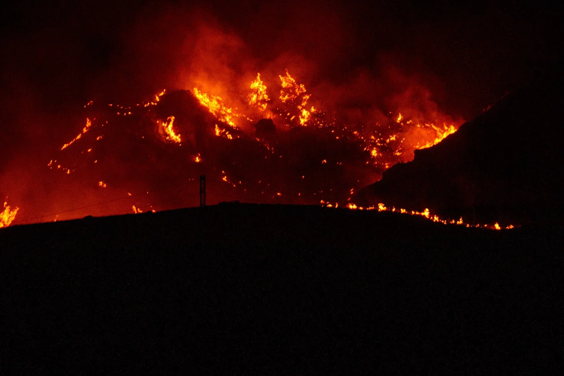 El incendio de Los Gallardos deja 12 muertos, arrasa 6.600 hectáreas y obliga a nuevos desalojos