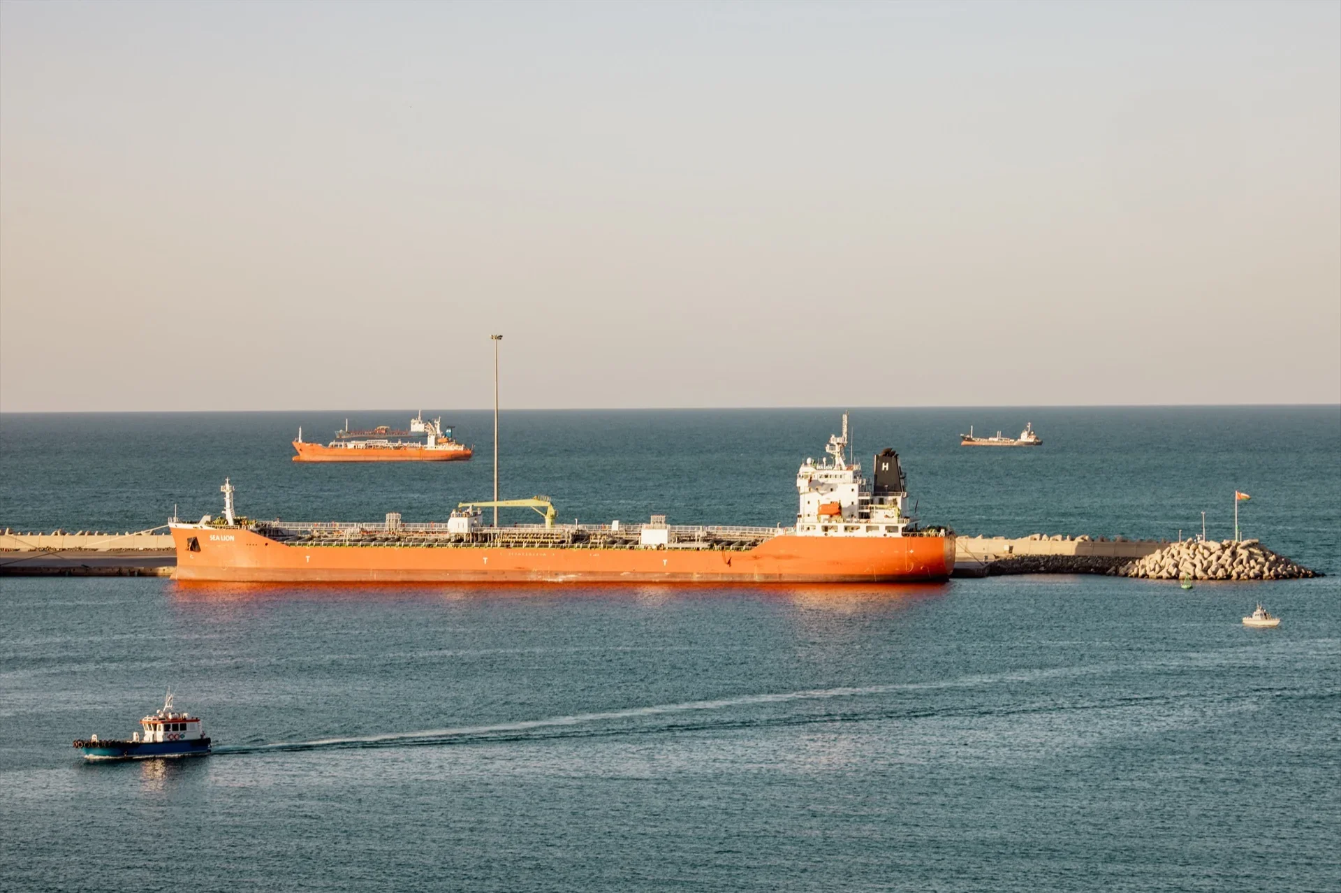 EEUU desmiente a Irán y asegura que el estrecho de Ormuz sigue abierto al tráfico marítimo
