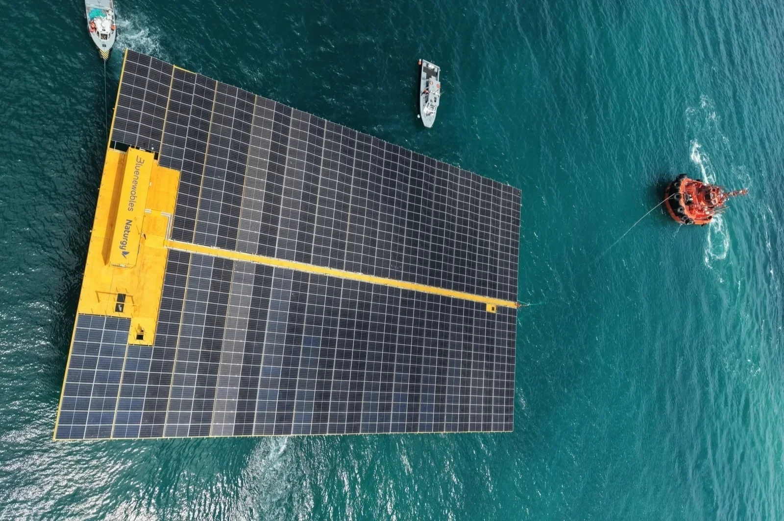 La primera plataforma solar marina de España llega al Puerto de Valencia para iniciar sus pruebas