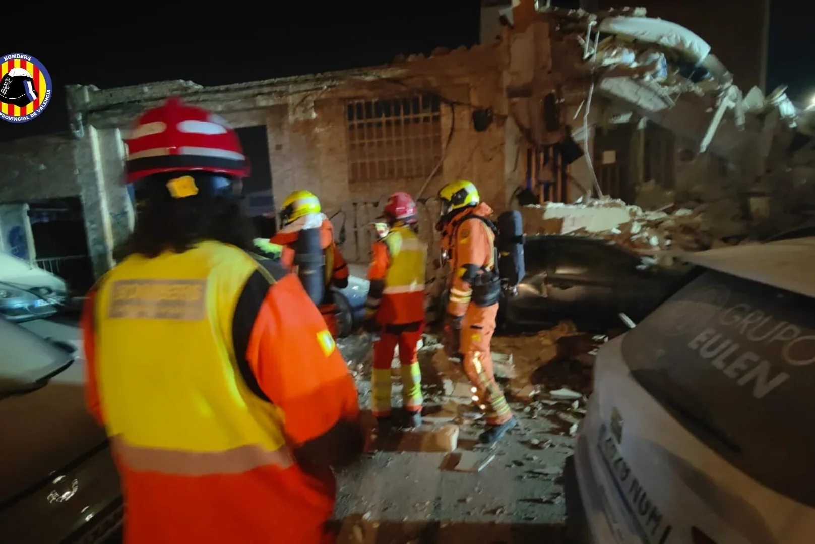 Un edificio se desploma en Benetússer junto a una obra en marcha y los vecinos escapan por minutos