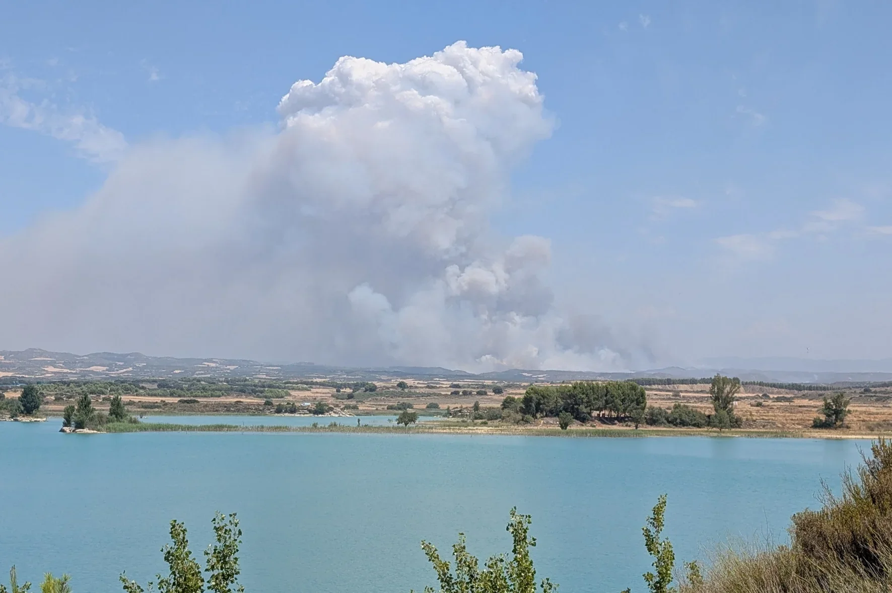 El incendio de Orés (Zaragoza) se agrava: 4.500 hectáreas calcinadas y cuatro pueblos evacuados
