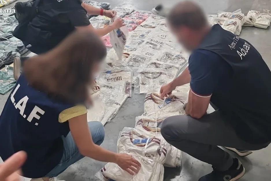 Desmantelan en Madrid una fábrica de camisetas falsas de la selección española con capacidad para 800.000 prendas