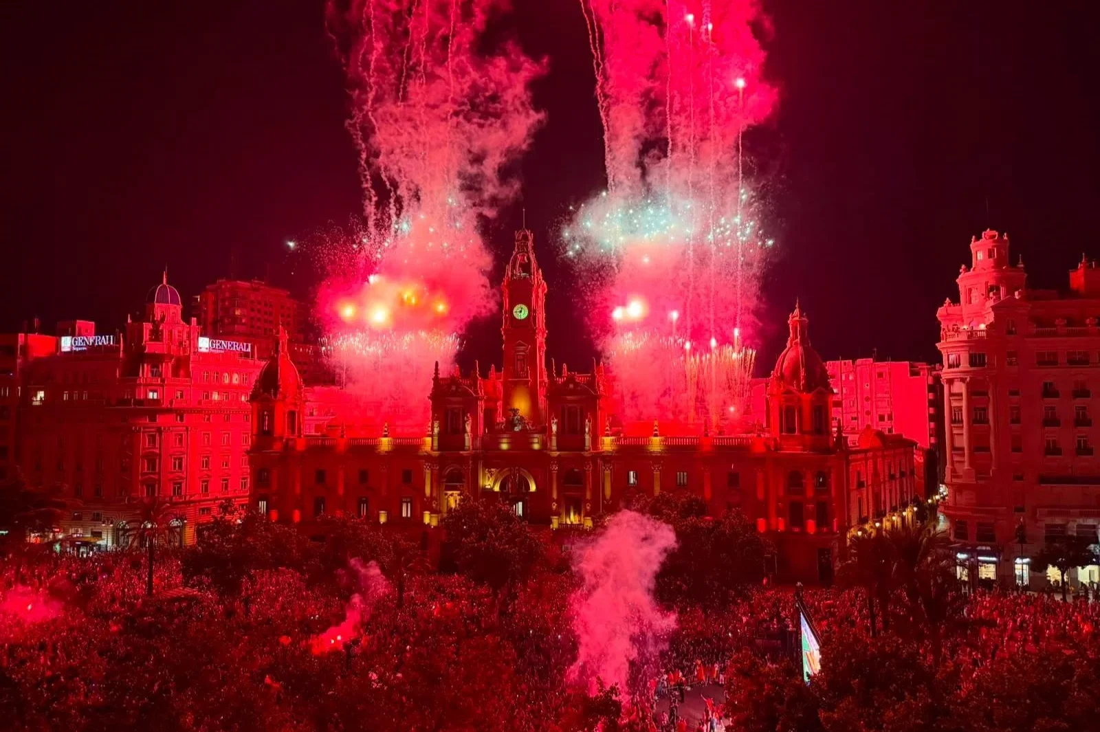 Cerca de 30.000 aficionados celebran la victoria de la selección en la plaza con fuegos artificiales