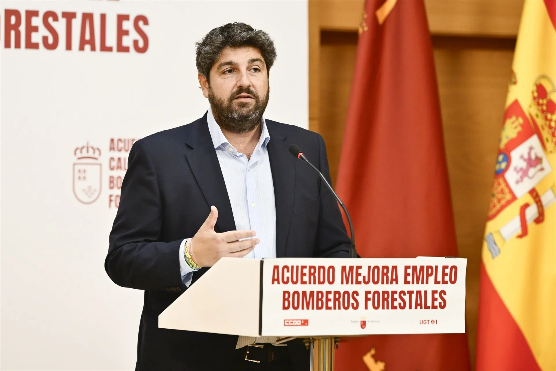 López Miras acuerda con CCOO y UGT mejorar las condiciones de los bomberos forestales en Murcia