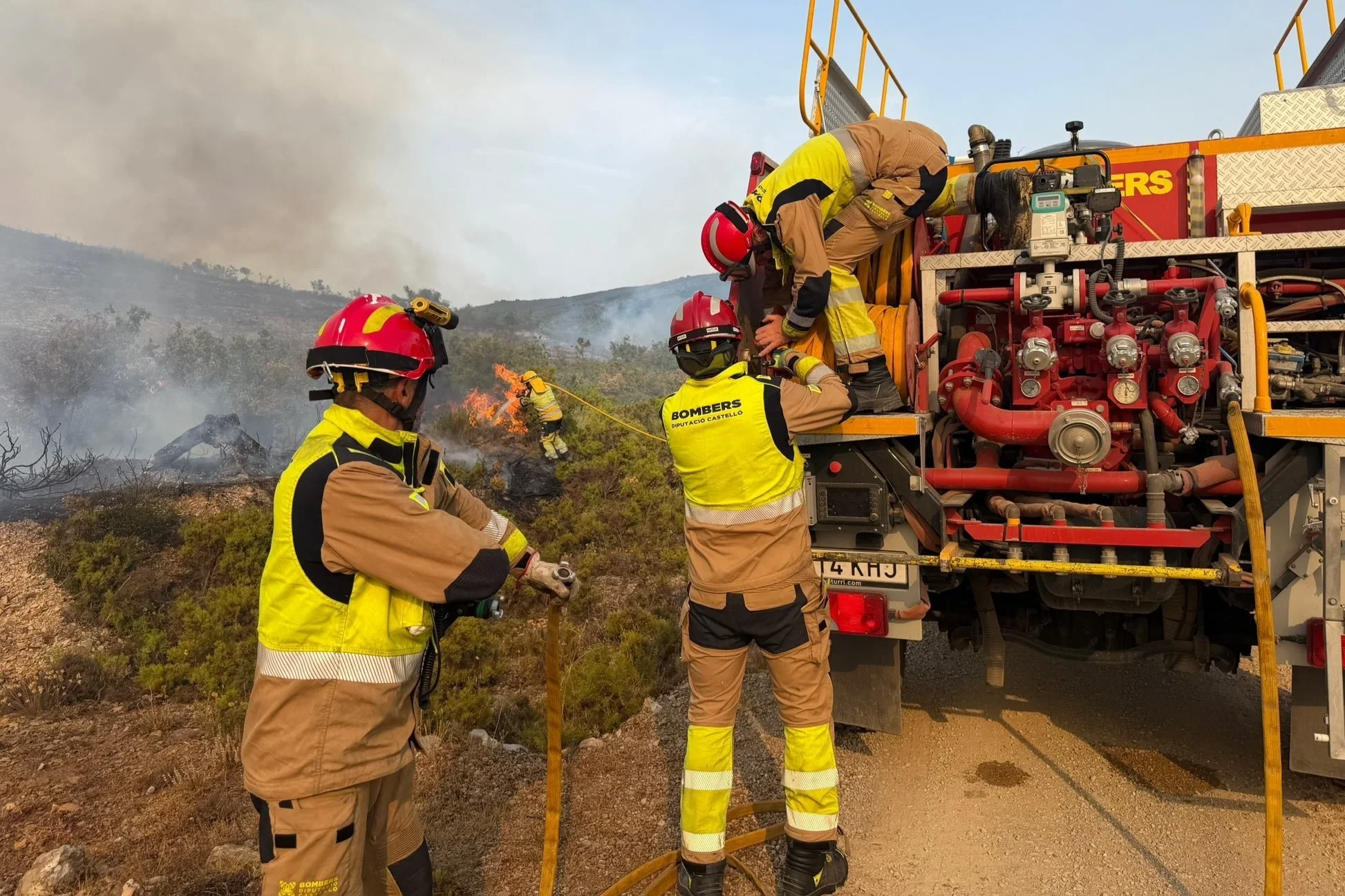 Estabilizado el incendio forestal de Catí gracias al trabajo coordinado de los bomberos