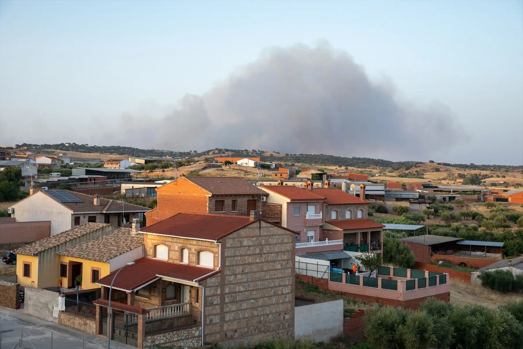 Qué hacer si el humo de los incendios llega a tu casa: cierra las ventanas, evita salir y usa mascarilla