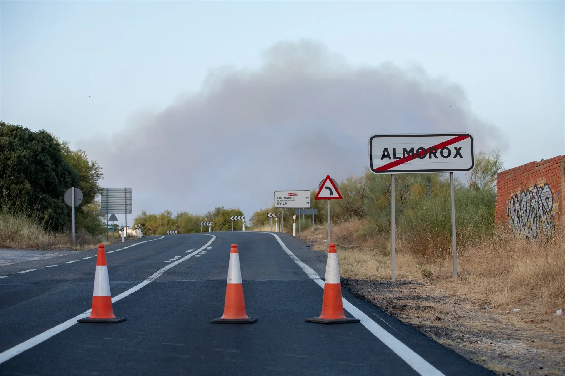 El incendio de Almorox sigue activo tras obligar a desalojos y confinamientos en la sierra oeste de Madrid