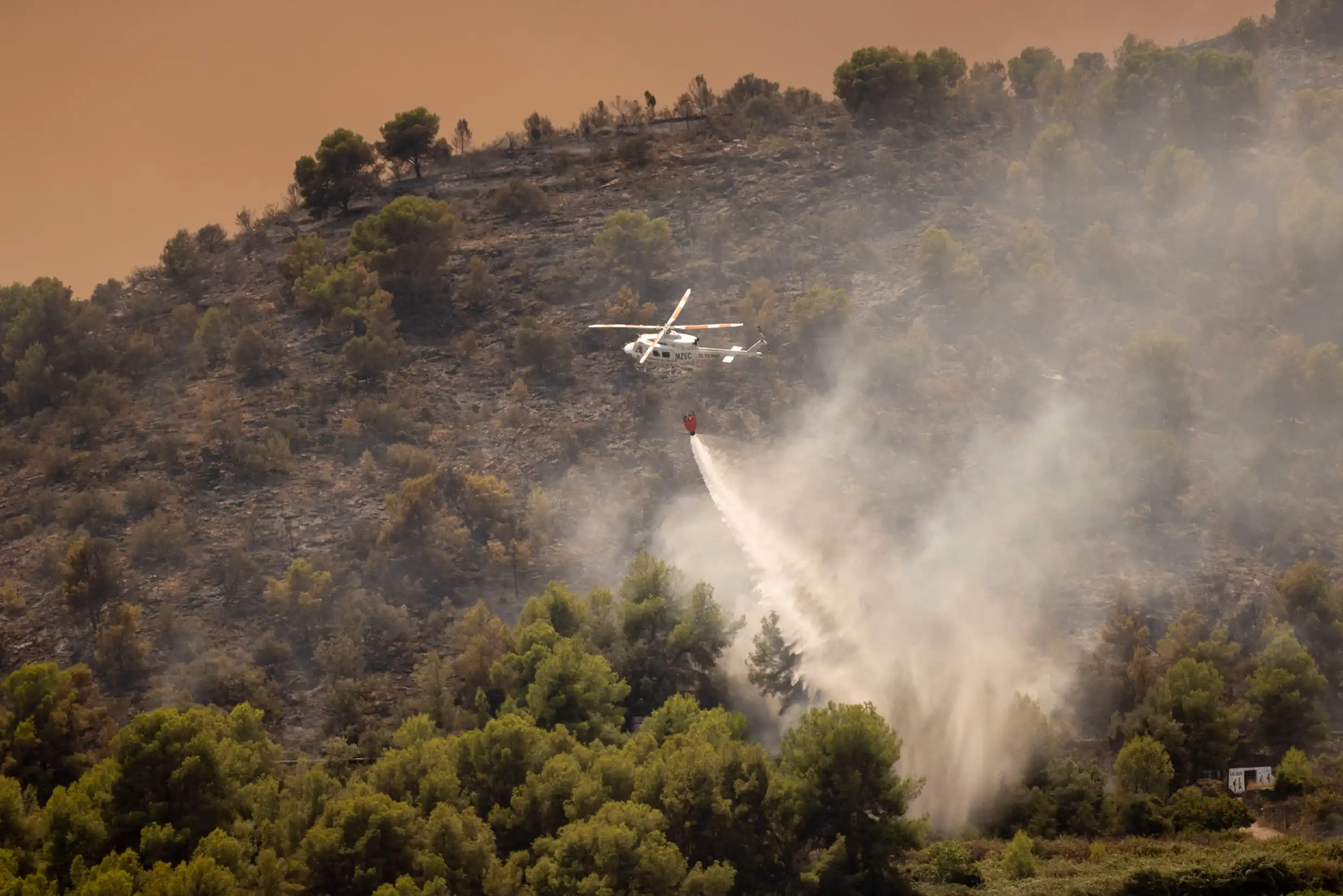 El incendio de la Vall d'Uixó arrasa 7.200 hectáreas con 400 efectivos y 30 medios aéreos volcados en la extinción