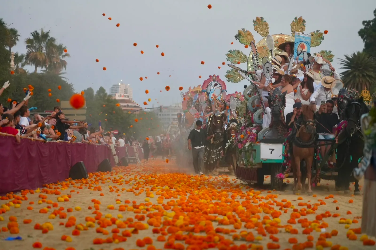 València vive una Batalla de Flores "única" en el mundo con guiño solidario a los afectados por los incendios