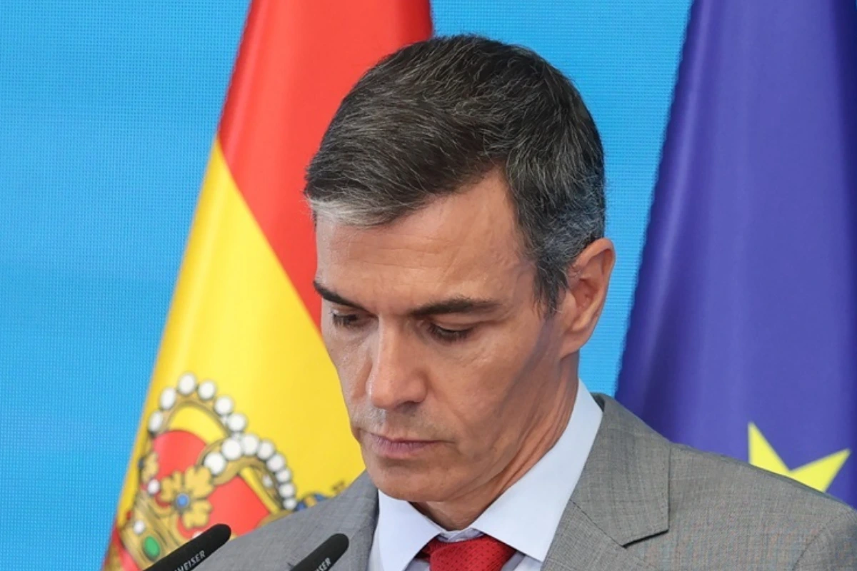 Mientras España arde, Sánchez toca la lira