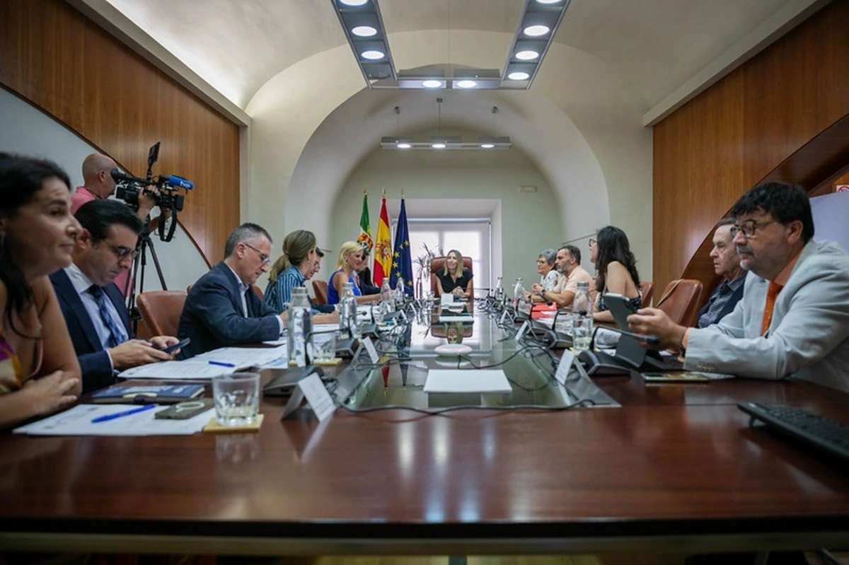 Extremadura aprueba inversiones por 85 millones para reforzar la sanidad, los cuidados, las carreteras y el empleo