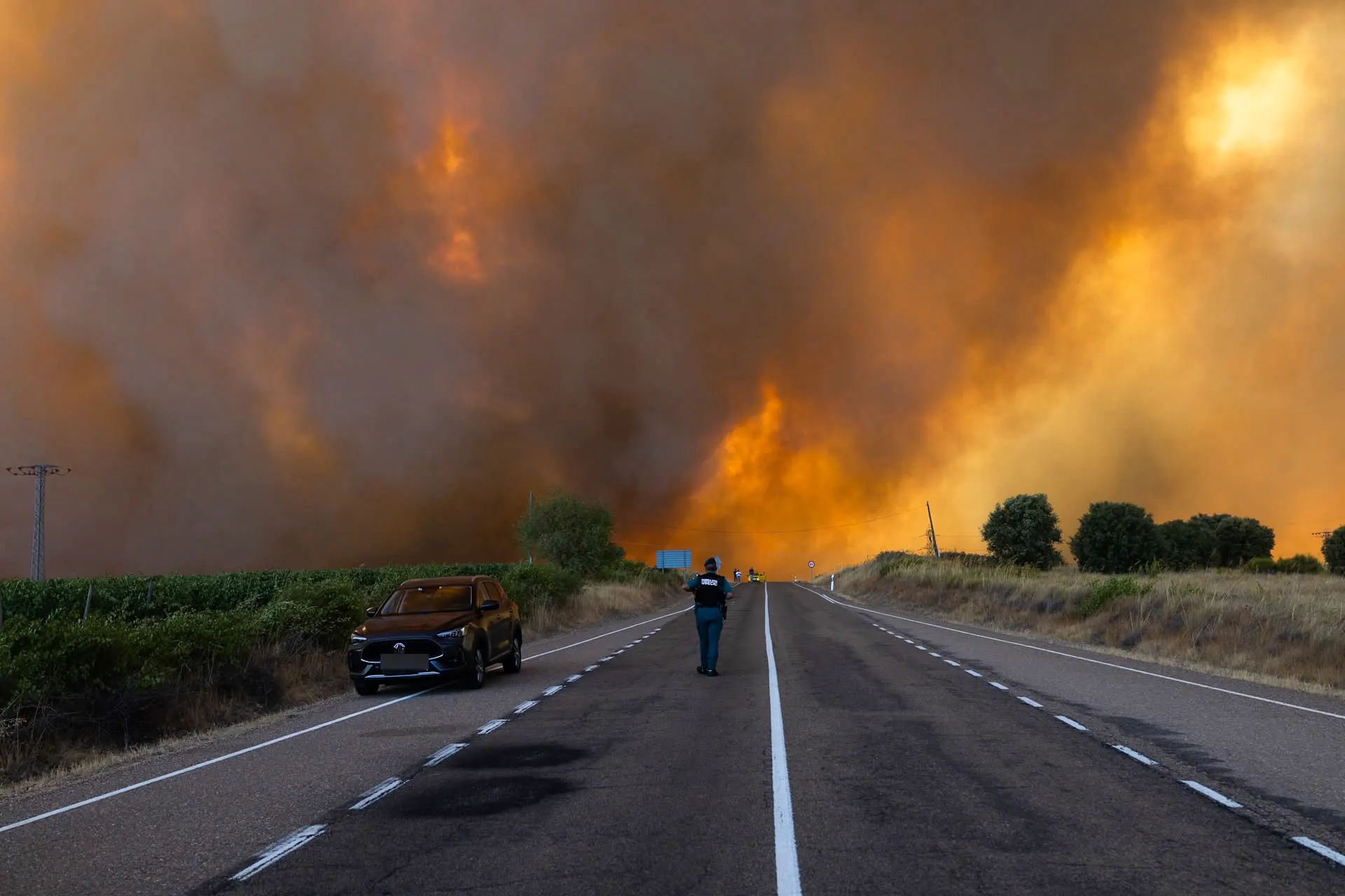 Un incendio forestal obliga a evacuar siete localidades y confinar Fermoselle en Zamora