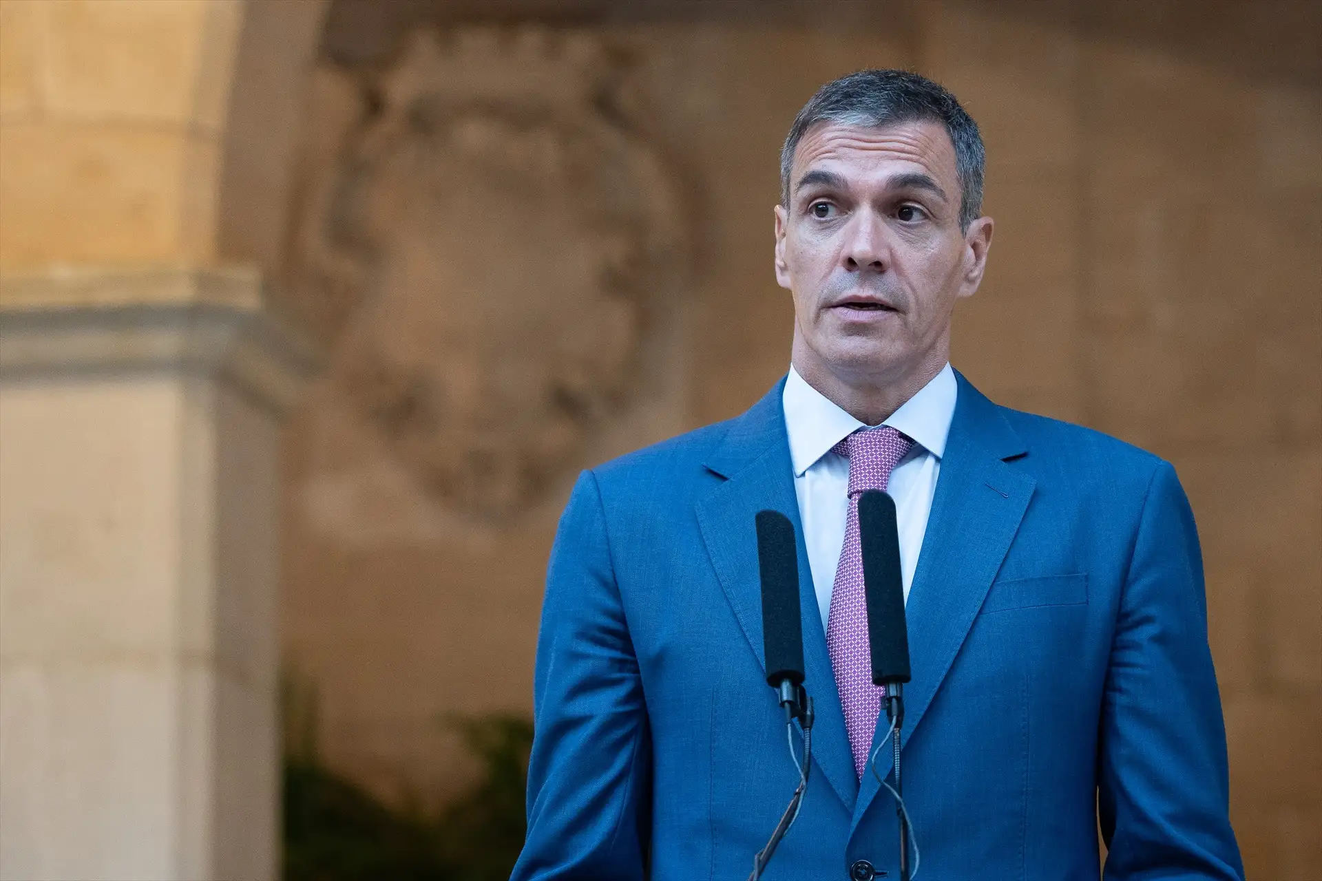 Sánchez es recibido con pitidos e insultos en Ceuta antes de su reunión con Vivas