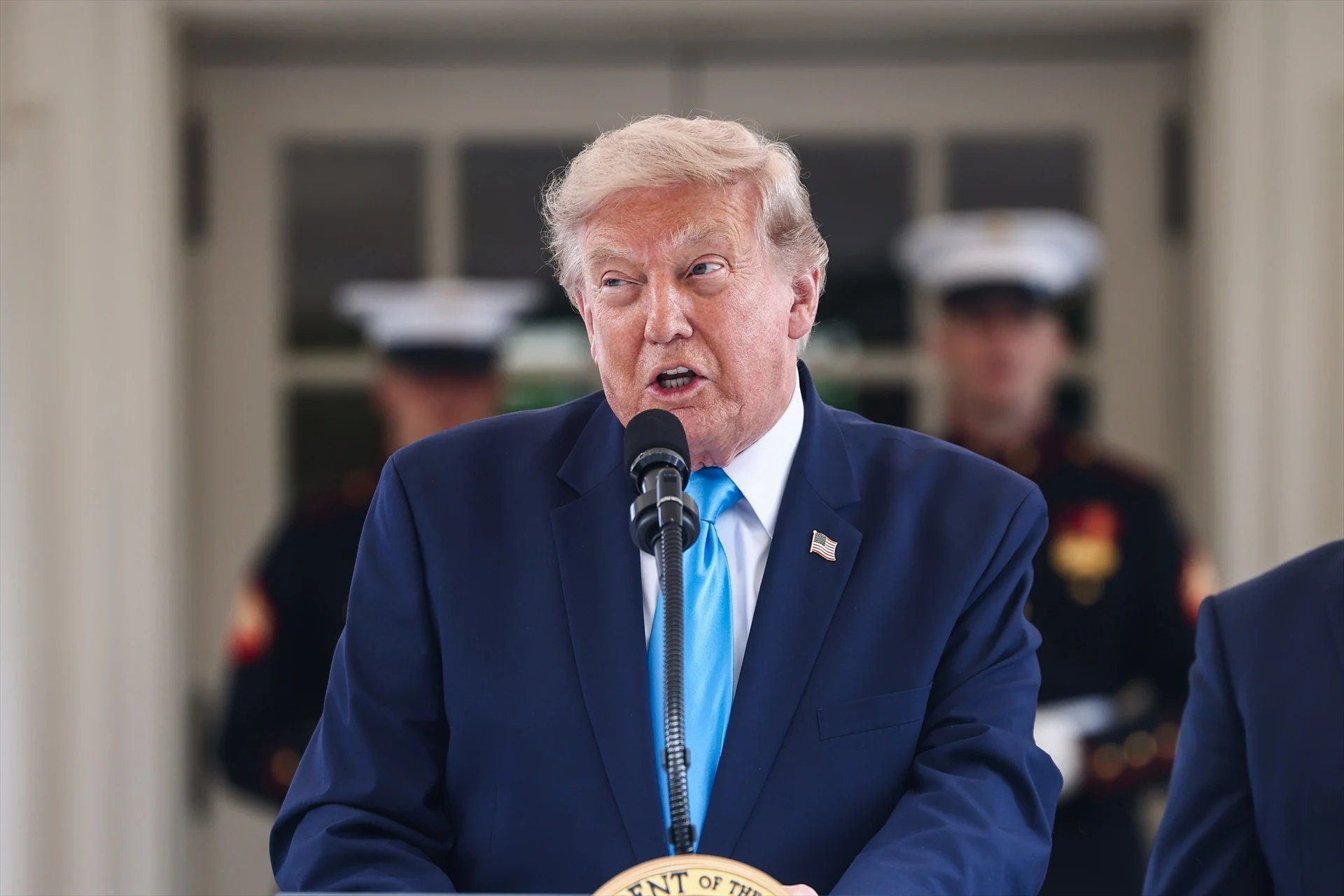 Trump asegura que Estados Unidos tiene el “control total” del estrecho de Ormuz