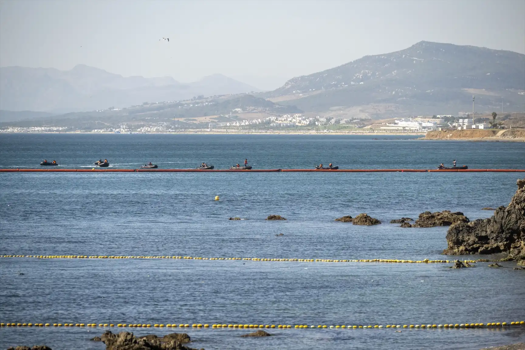 La barrera del Tarajal ya aparece dañada solo dos días después de su instalación